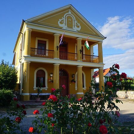 Ferienwohnung Joe Bacsi Rezidenciaja Kisharsány Exterior foto