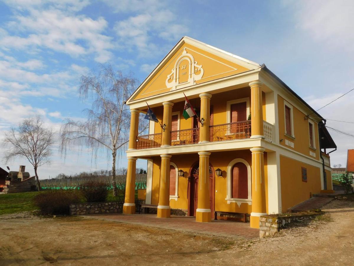 Ferienwohnung Joe Bacsi Rezidenciaja Kisharsány Exterior foto