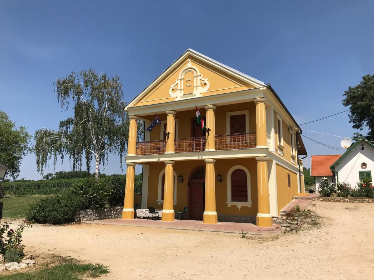 Ferienwohnung Joe Bacsi Rezidenciaja Kisharsány Exterior foto