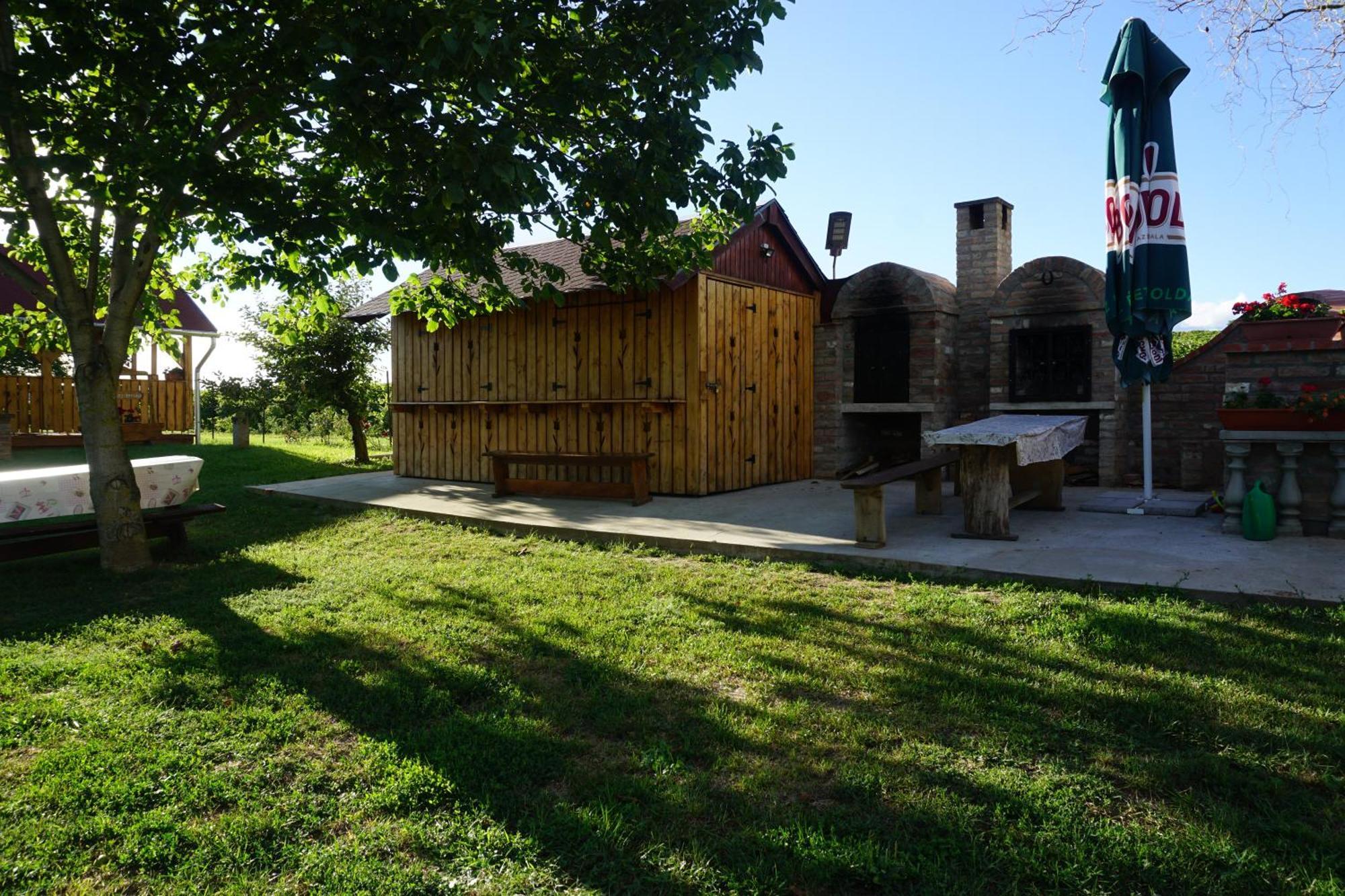 Ferienwohnung Joe Bacsi Rezidenciaja Kisharsány Exterior foto